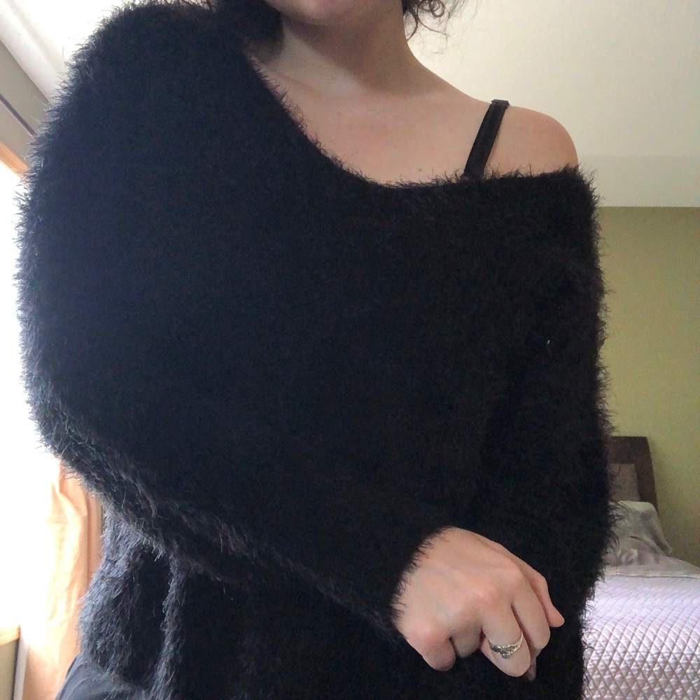 BLACK FUZZY SWEATER😍